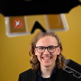 junger Mann mit Datenbrille und Handy