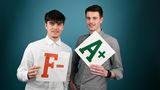 zwei junge Männer halten die Noten A und F in den Händen