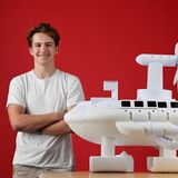 ein junger Mann präsentiert eine selbstbegebaute Forschungsboje