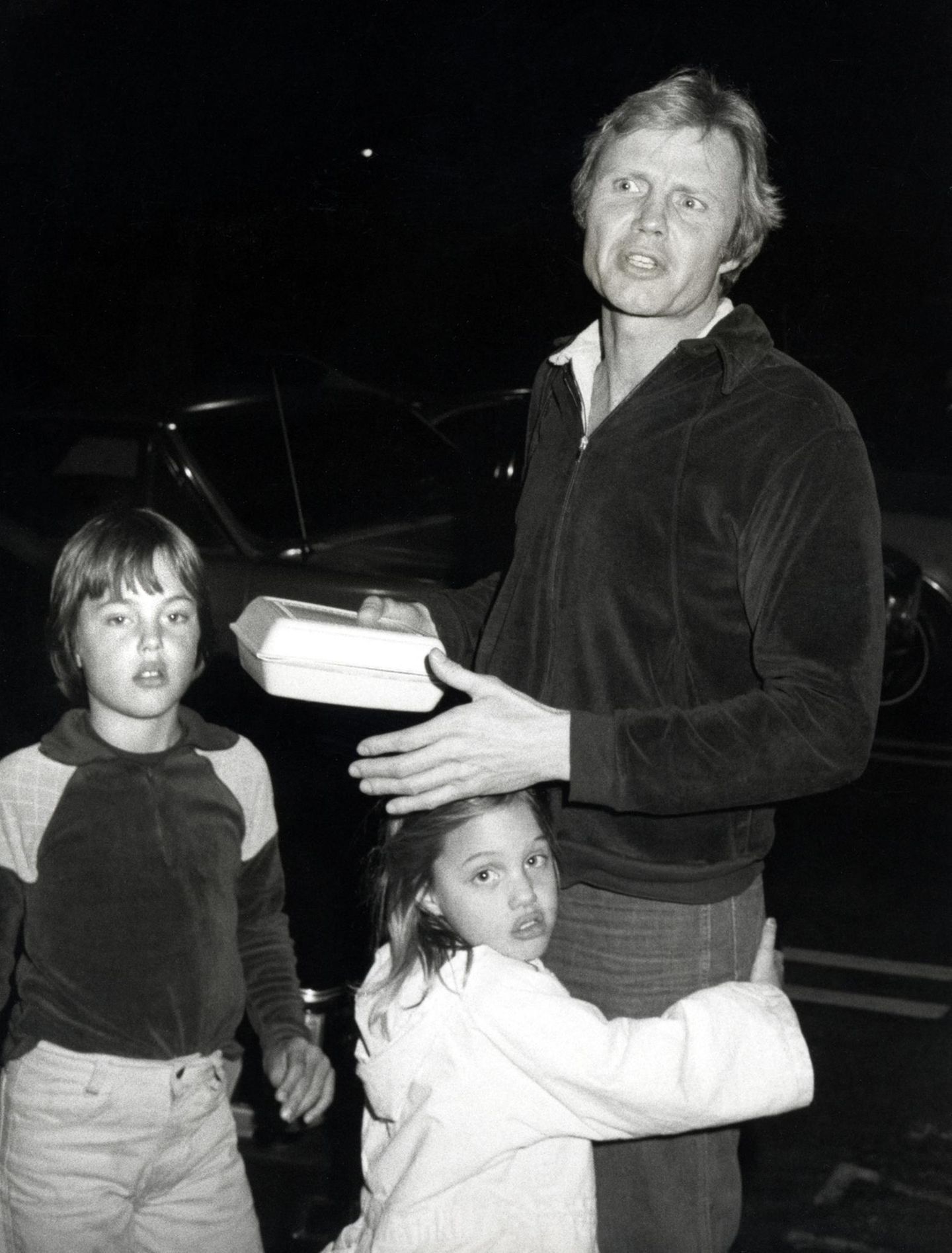 Ihre Beziehung zu ihrem Vater galt von früh an als angespannt. Angelina und ihr Bruder James lebten nach der Trennung der Eltern gemeinsam mit ihrer Mutter an der Ostküste, sahen ihren Vater nur in den Schulferien