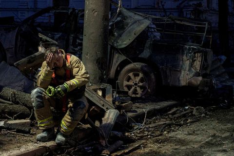 Ukraine: ein Rettunghelfer in Sumy ruht sich auf Ruinen aus