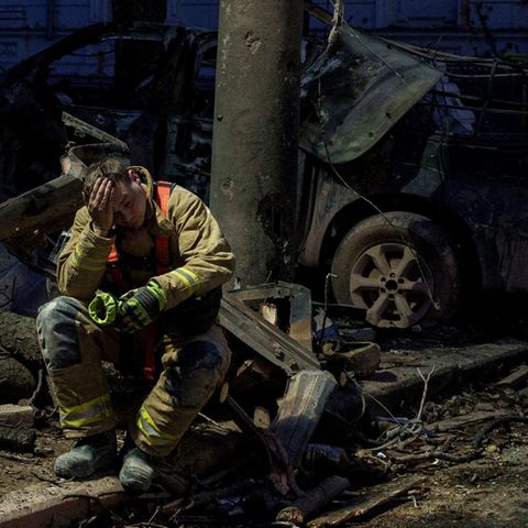 Ukraine: ein Rettunghelfer in Sumy ruht sich auf Ruinen aus