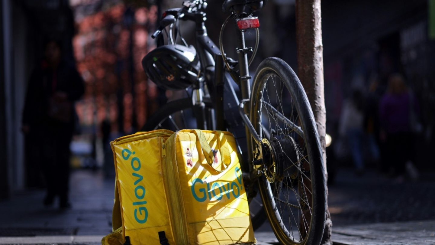Ausliefertasche des Bestelldienstes Glovo in Madrid