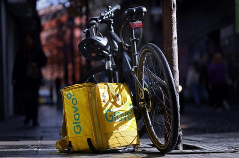 Ausliefertasche des Bestelldienstes Glovo in Madrid