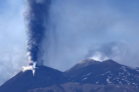 Vulkan Ätna ist ausgebrochen und spuckt wieder Lava
