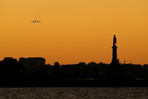 Flugzeug im Landeanflug im argentinischen Buenos Aires
