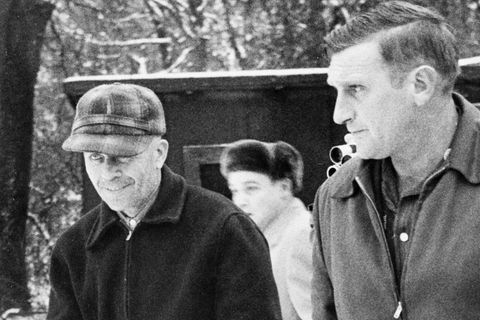 Schwarzweiß-Foto der Festnahme von Ed Gein durch Sheriff Arthur Schley