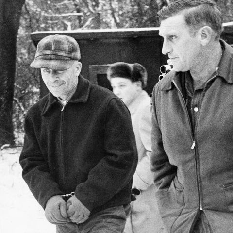 Schwarzweiß-Foto der Festnahme von Ed Gein durch Sheriff Arthur Schley