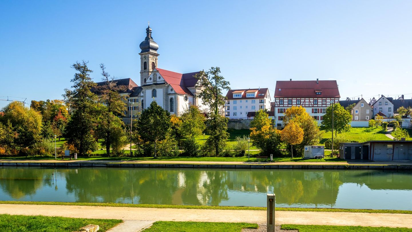 Wandern mit Genuss und "Bier-Gefühl" Panorama der Stadt Ehingen mit Stadtgarten, Deutschland
