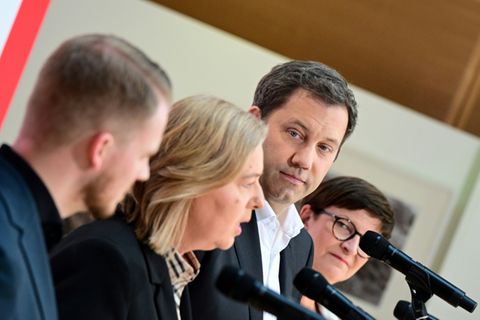 SPD-Politiker Klüssendorf, Bas, Klinbgeil, Esken