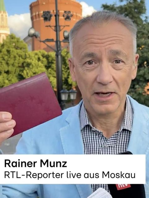 Rainer Munz gibt in einer Live-Schalte der russischen Polizei seinen Ausweis