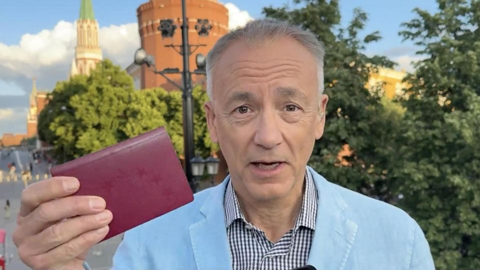 Rainer Munz gibt in einer Live-Schalte der russischen Polizei seinen Ausweis