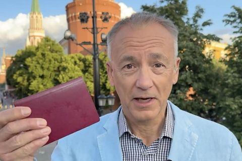 Rainer Munz gibt in einer Live-Schalte der russischen Polizei seinen Ausweis