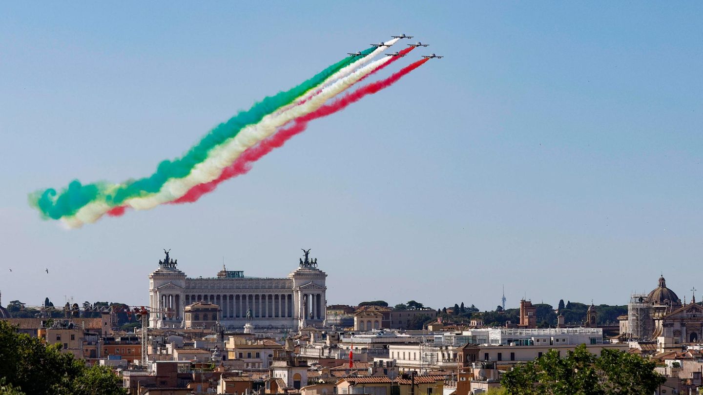 2. Juni: Viva l'Italia Rom, Italien. Die Kunstflugstaffel der Luftwaffe, Frecce Tricolori, fliegt während der Feierlichkeiten zum 79. Festa della Repubblica über die Hauptstadt. Der Nationalfeiertag erinnert an die Gründung der Italienischen Republik im Jahr 1946
