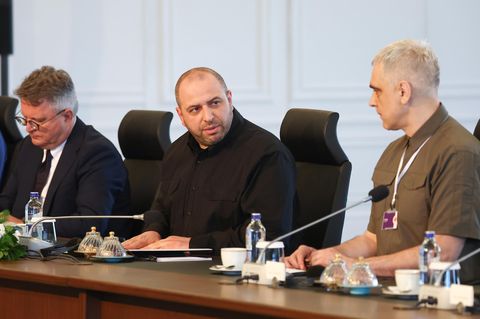 Ukraine: Verteidigungsminister Rustam Umerov (m.) nimmt an den Gesprächen in Istanbul über einen Waffenstillstand teil