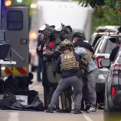 Das FBI macht sich bereit um einen Angriff in der Pearl Street, Boulder, Colorado zu untersuchen