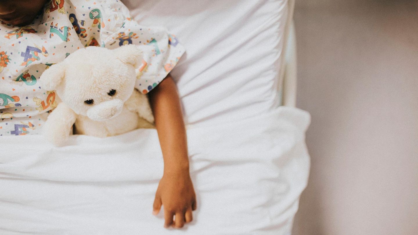 Exorzismus Symbolbild: Kind in einem Bett mit Teddy