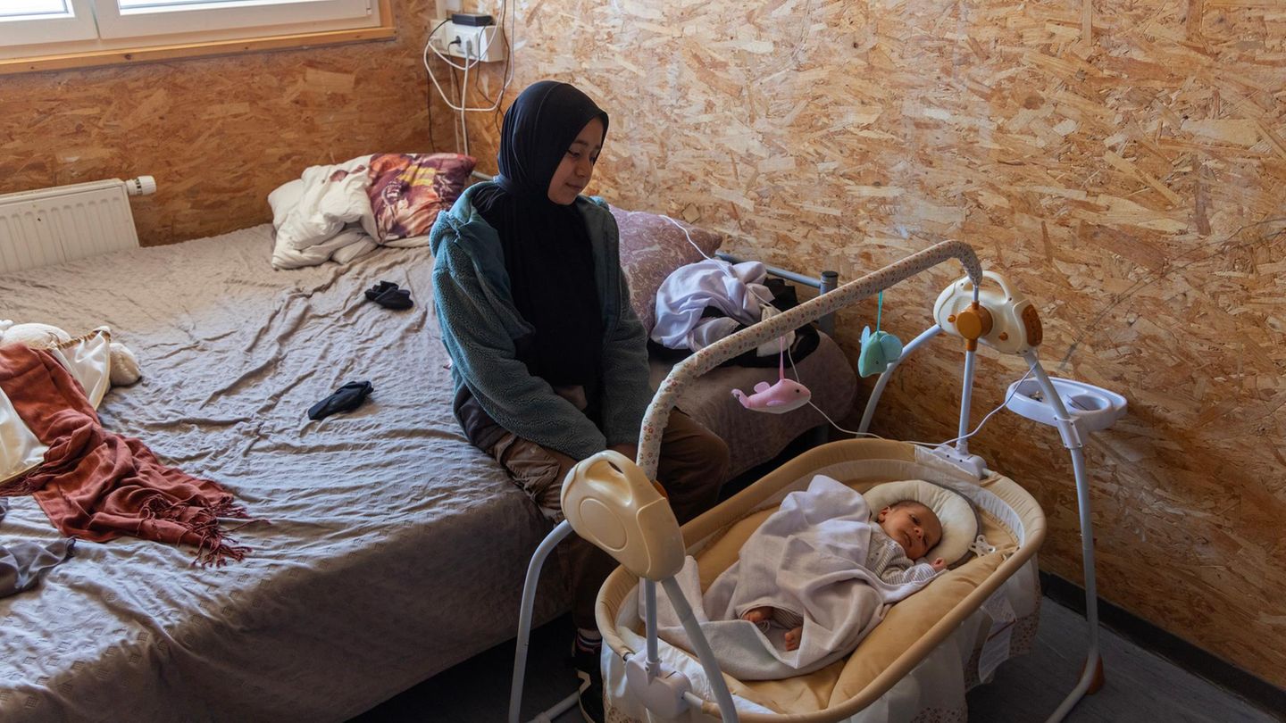 Nur die Flüchtlingsunterkunft macht ihnen zu schaffen, sie leben seit mehr als einem Jahr in zwei Zimmern und teilen ein Bad und eine Küche mit mehreren Familien