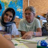 Petra Lug gibt Farhads Kindern nach der Schule Sprachunterricht. "Die Kinder hier im Heim sind sehr wissbegierig, schnell integriert, viel schneller als die Eltern", sagt sie
