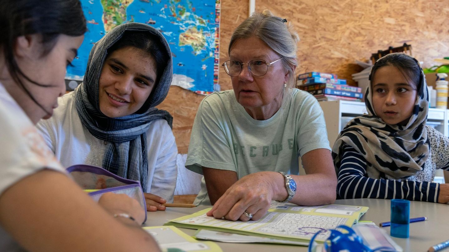 Petra Lug gibt Farhads Kindern nach der Schule Sprachunterricht. "Die Kinder hier im Heim sind sehr wissbegierig, schnell integriert, viel schneller als die Eltern", sagt sie