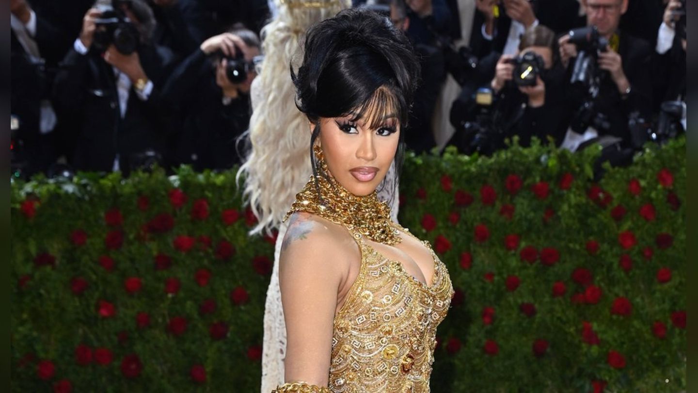 Cardi B: rapper makes love for footballer officially