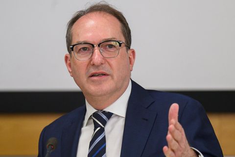 Bundesinnenminister Alexander Dobrindt will den harten Kurs in der Migrationspolitik unbeirrt fortsetzen