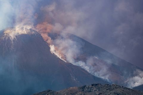 Rauchwolken und Lava am Vulkan Ätna