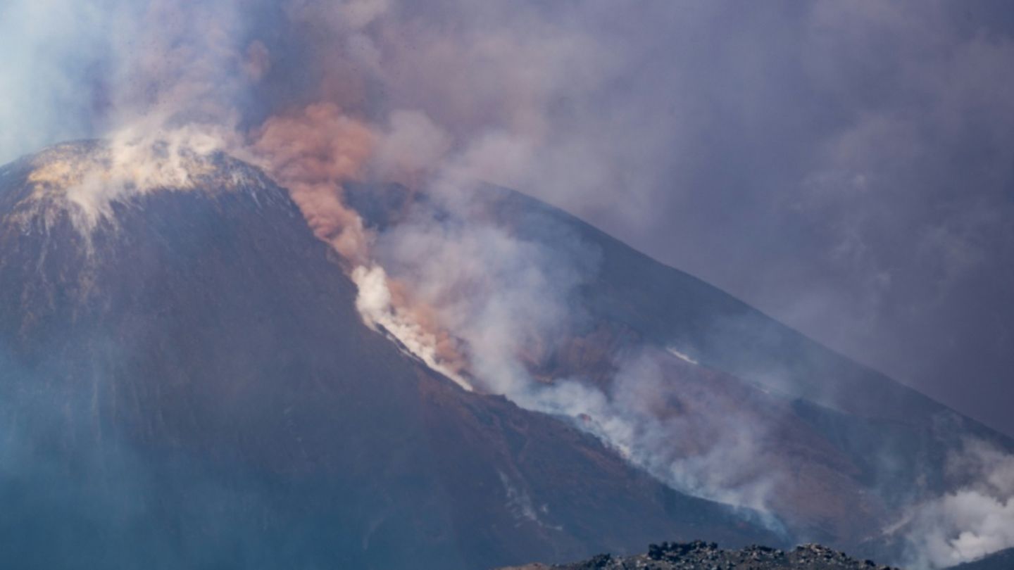 Rauchwolken und Lava am Vulkan Ätna