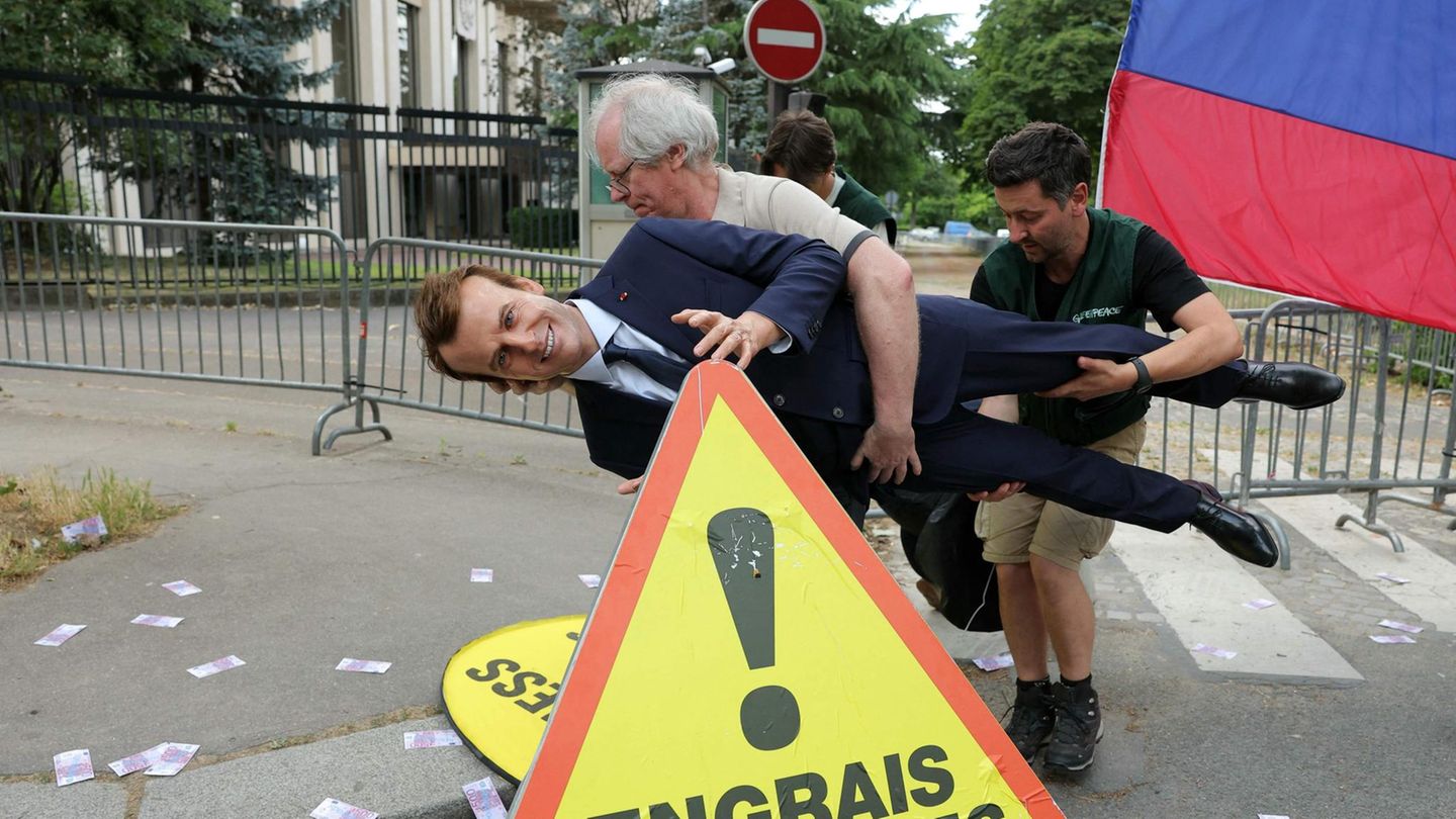 Activists steal Macron’s wax figure from the Paris Museum