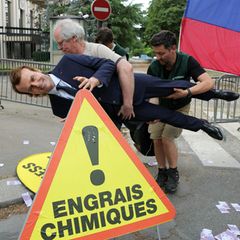 Greenpeace-Unterstützer mit der Wachsfigur des französischen Präsidenten Emmanuel Macron