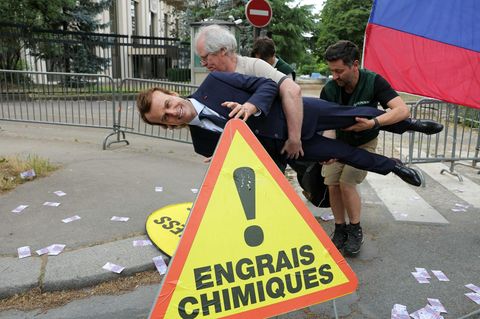 Greenpeace-Unterstützer mit der Wachsfigur des französischen Präsidenten Emmanuel Macron