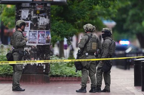Polizisten nach dem Angriff auf der Pearl Street Mall in Boulder, Colorado