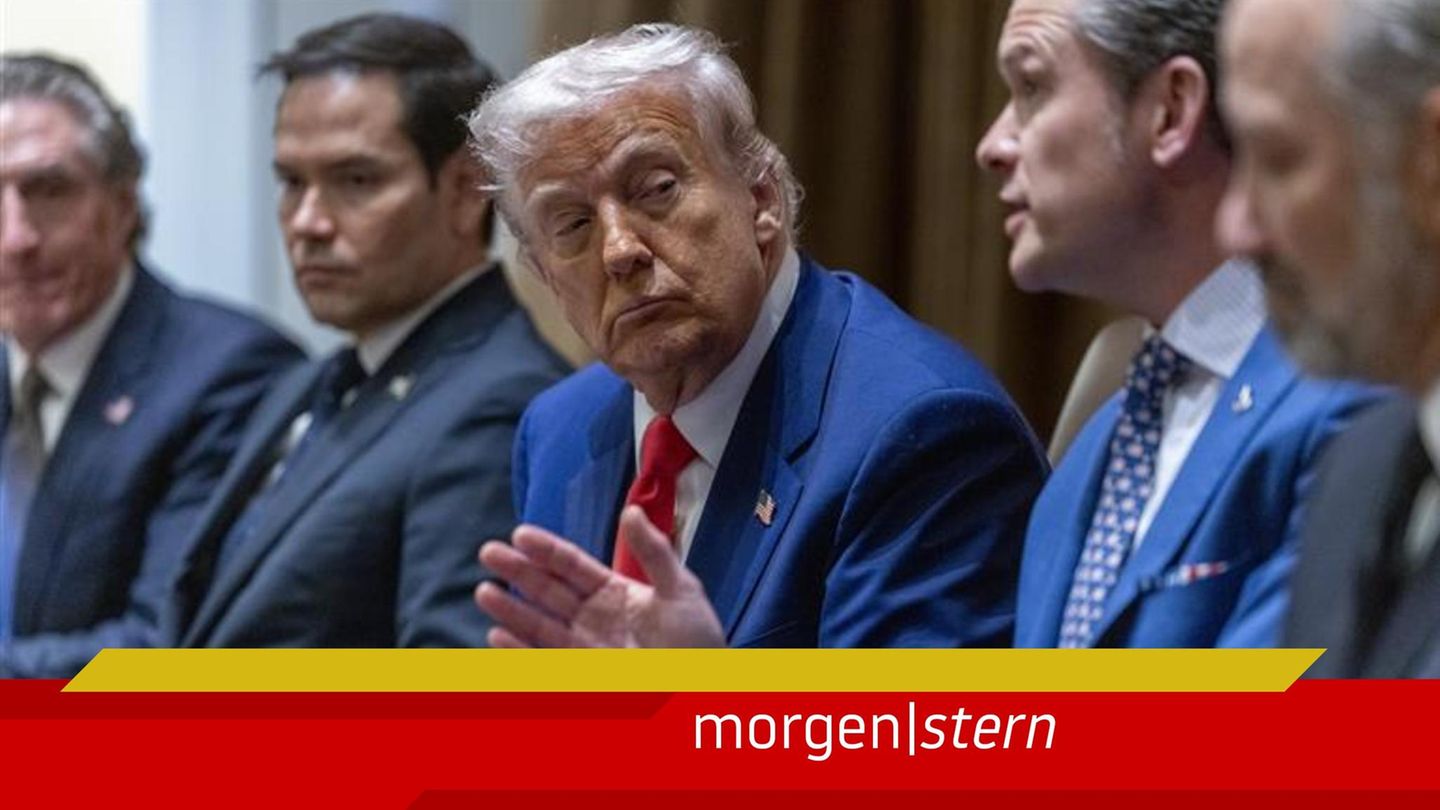 Donald Trump und mehrere Minister seines Kabinetts