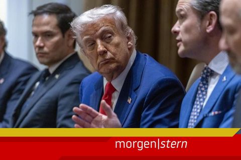 Donald Trump und mehrere Minister seines Kabinetts