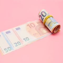 Euro-Scheine auf rosa Grund