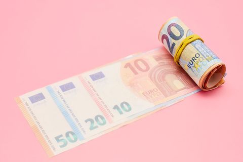Euro-Scheine auf rosa Grund