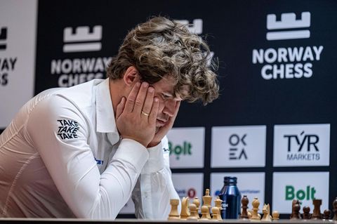 Magnus Carlsen grübelt vor einem Schachbrett