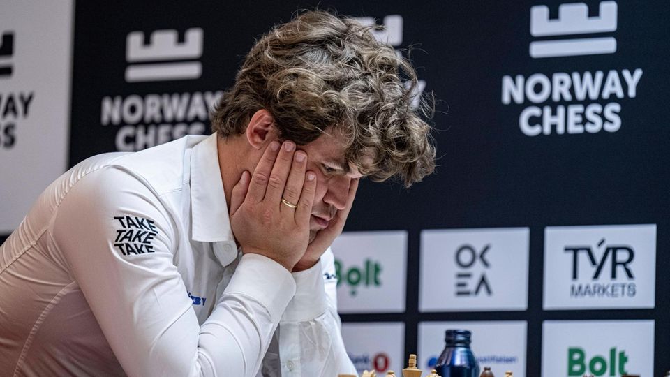 Magnus Carlsen grübelt vor einem Schachbrett