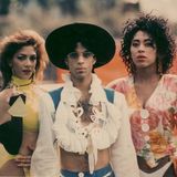 Prince mit Hut eingerahmt von Sheila E. und Tänzerin Cat Glover