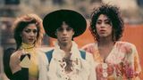 Prince mit Hut eingerahmt von Sheila E. und Tänzerin Cat Glover