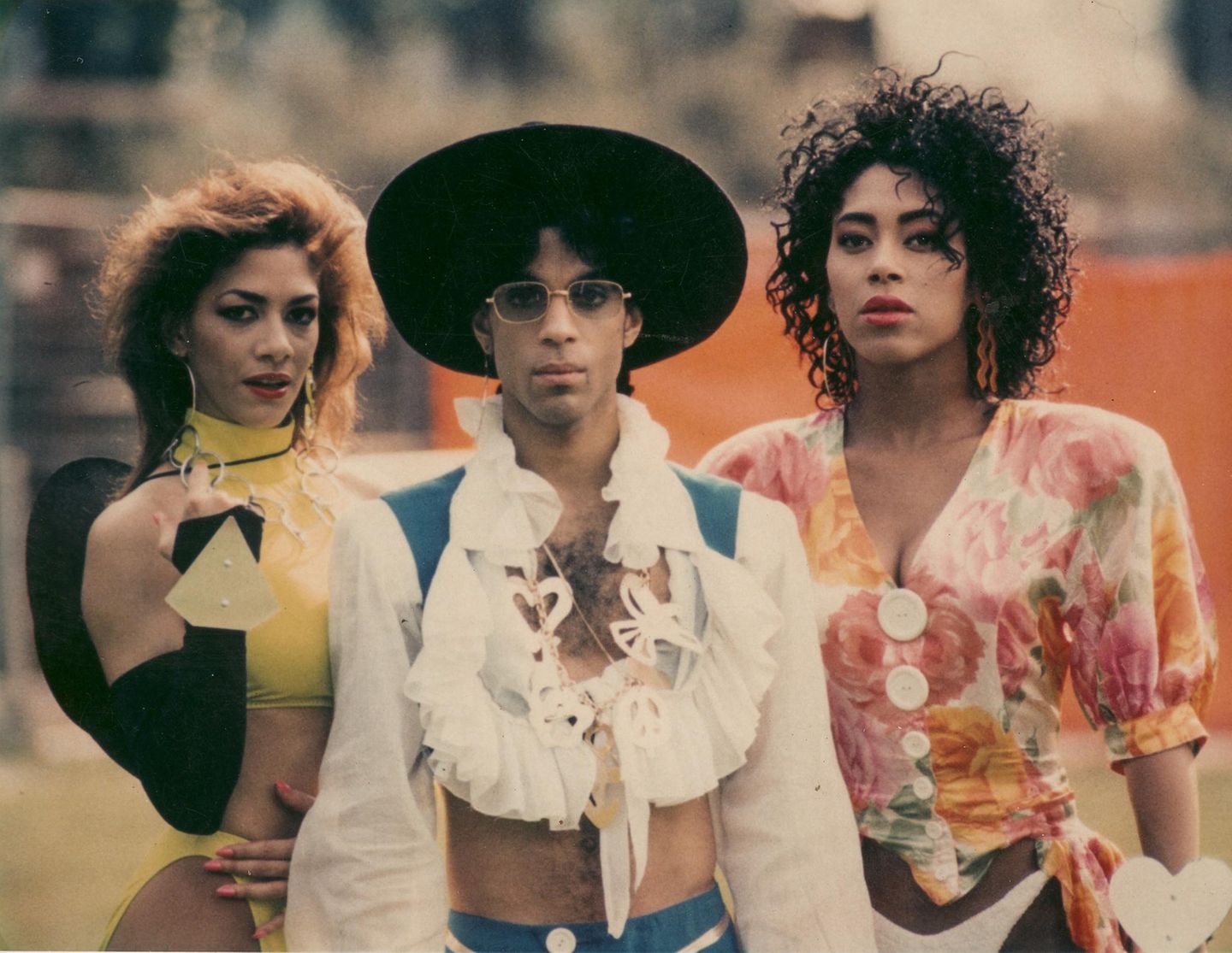 Prince mit Hut eingerahmt von Sheila E. und Tänzerin Cat Glover