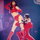 Prince im roten Anzug mit seiner Frau und Tänzerin Mayte Garcia, ebenfalls in rot