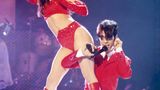 Prince im roten Anzug mit seiner Frau und Tänzerin Mayte Garcia, ebenfalls in rot