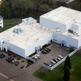 Ein weißer Klotz mit wenigen Fenstern: Prince's Wohn- und Arbeitsplatz von oben betrachtet