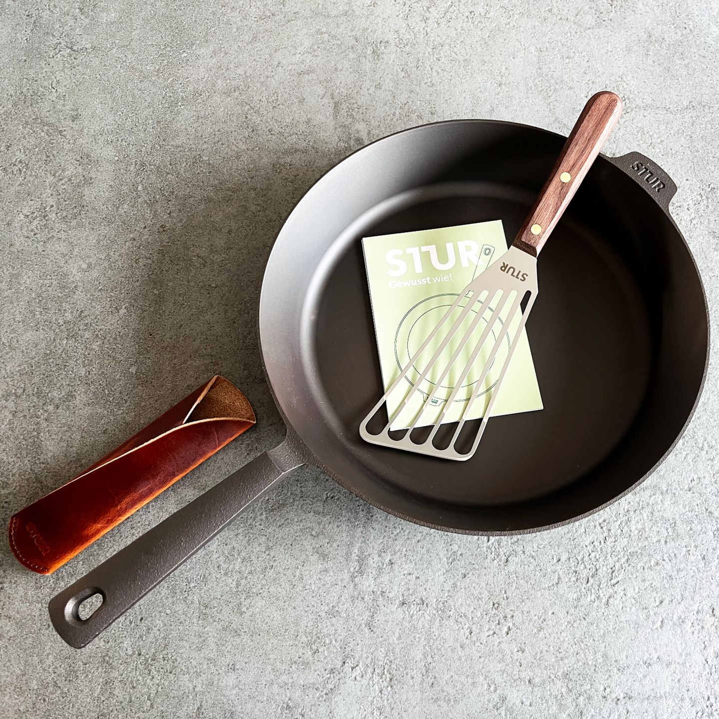 Stur Gusseisenpfanne inkl. Pfannenwender und Griffschutz