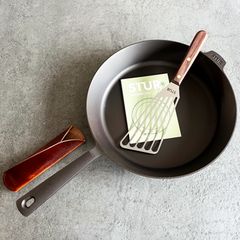 Stur Gusseisenpfanne inkl. Pfannenwender und Griffschutz