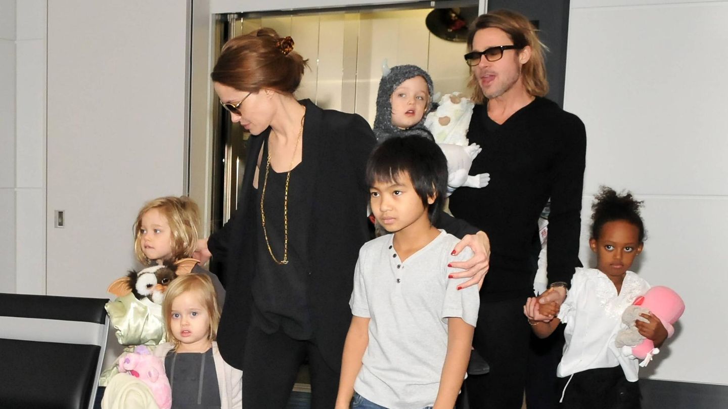 Angelina Jolie und Brad Pitt mit ihren Kindern Angelina Jolie und Brad Pitt mit ihren Kindern
