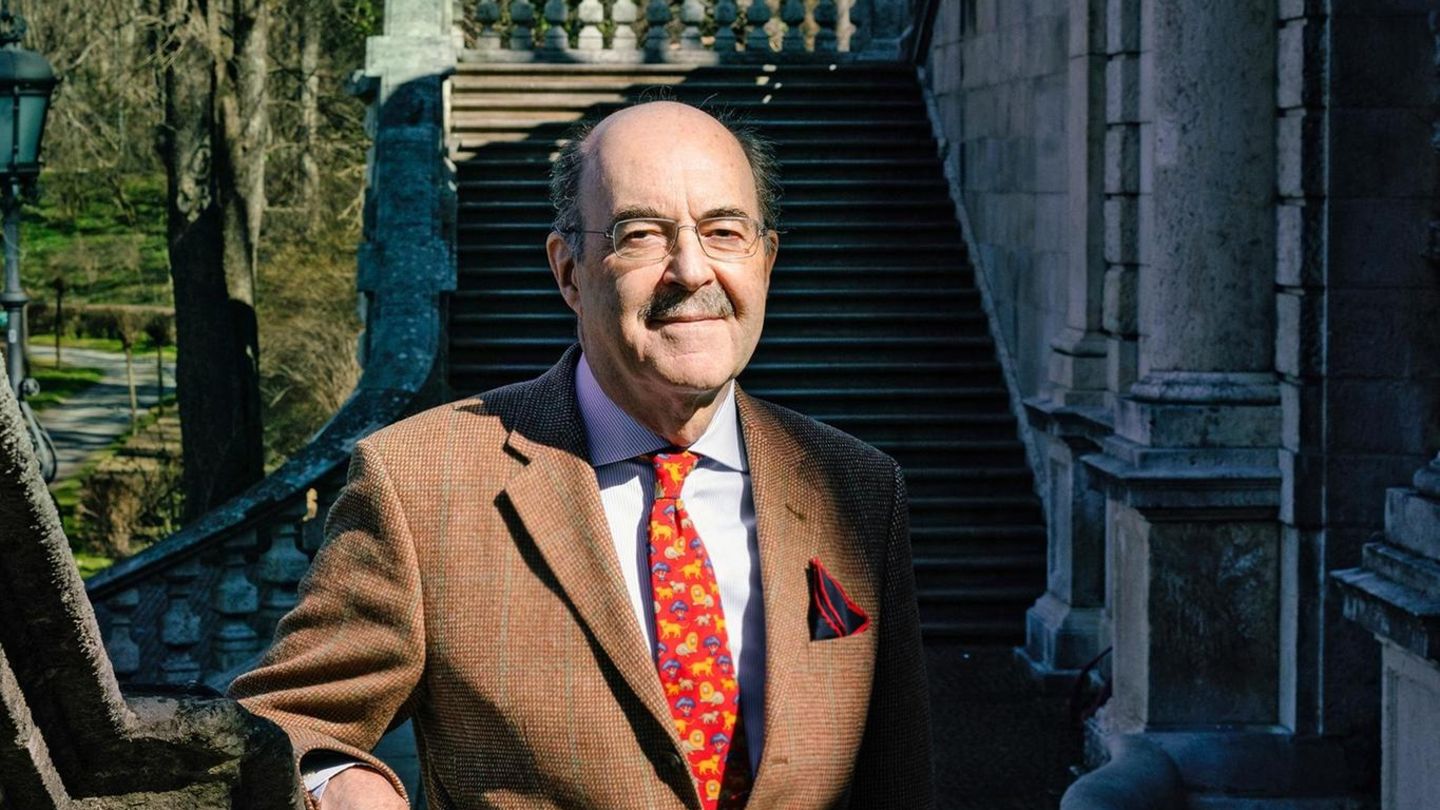 Fritz von Thurn und Taxis im braunen Anzug und mit roter Krawatte. Fritz von Thurn und Taxis im braunen Anzug und mit roter Krawatte.