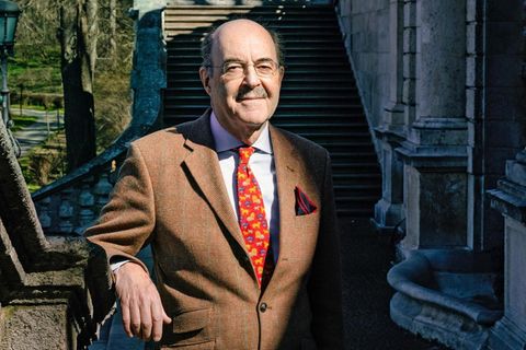 Fritz von Thurn und Taxis im braunen Anzug und mit roter Krawatte.