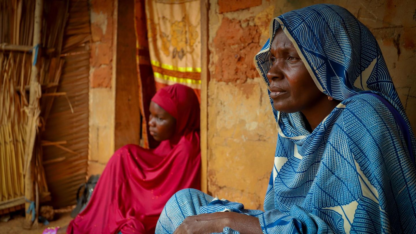 Zuletzt suchten etwa 411.000 Menschen aus Nachbarländern wie der Zentralafrikanischen Republik Zuflucht in Kamerun, 1,1 Millionen Binnenflüchtlinge kamen hinzu. Davon sind über 60 Prozent Kinder. Insgesamt halten sich laut NRC 3,4 Millionen Geflüchtete in dem Land auf, die dringend auf Hilfe angewiesen sind. Fluchtgründe sind bewaffnete Konflikte in Teilen des Landes und den Nachbarstaaten und Wassermangel. Gleichzeitig berichteten internationale Medien wenig über die Krise in Kamerun und nur 45 Prozent der angefragten Hilfe wurde geleistet